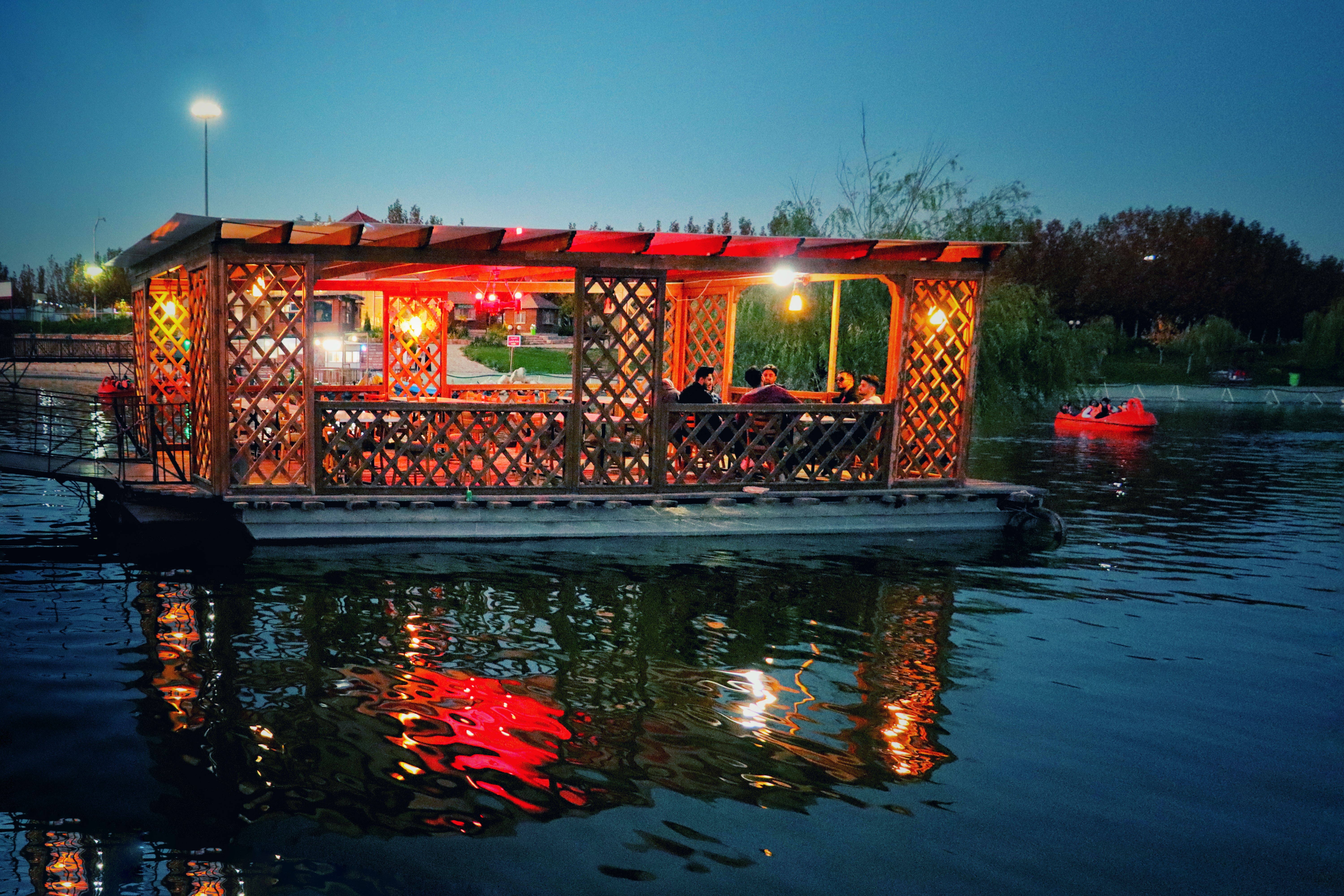 رستوران روی آب در دهکده سلامت صبا
