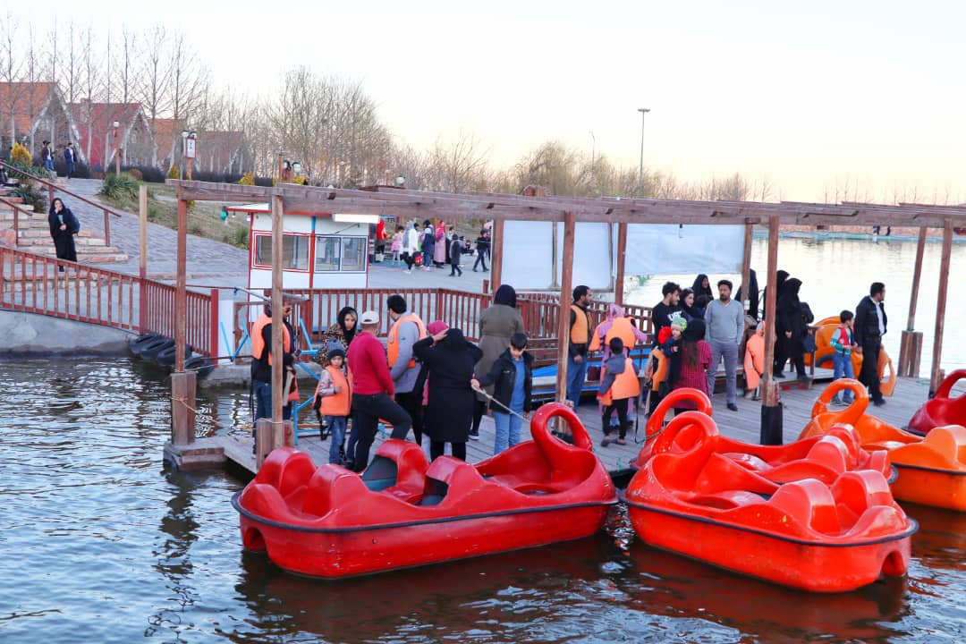 قایق سواری در دهکده سلامت صبا