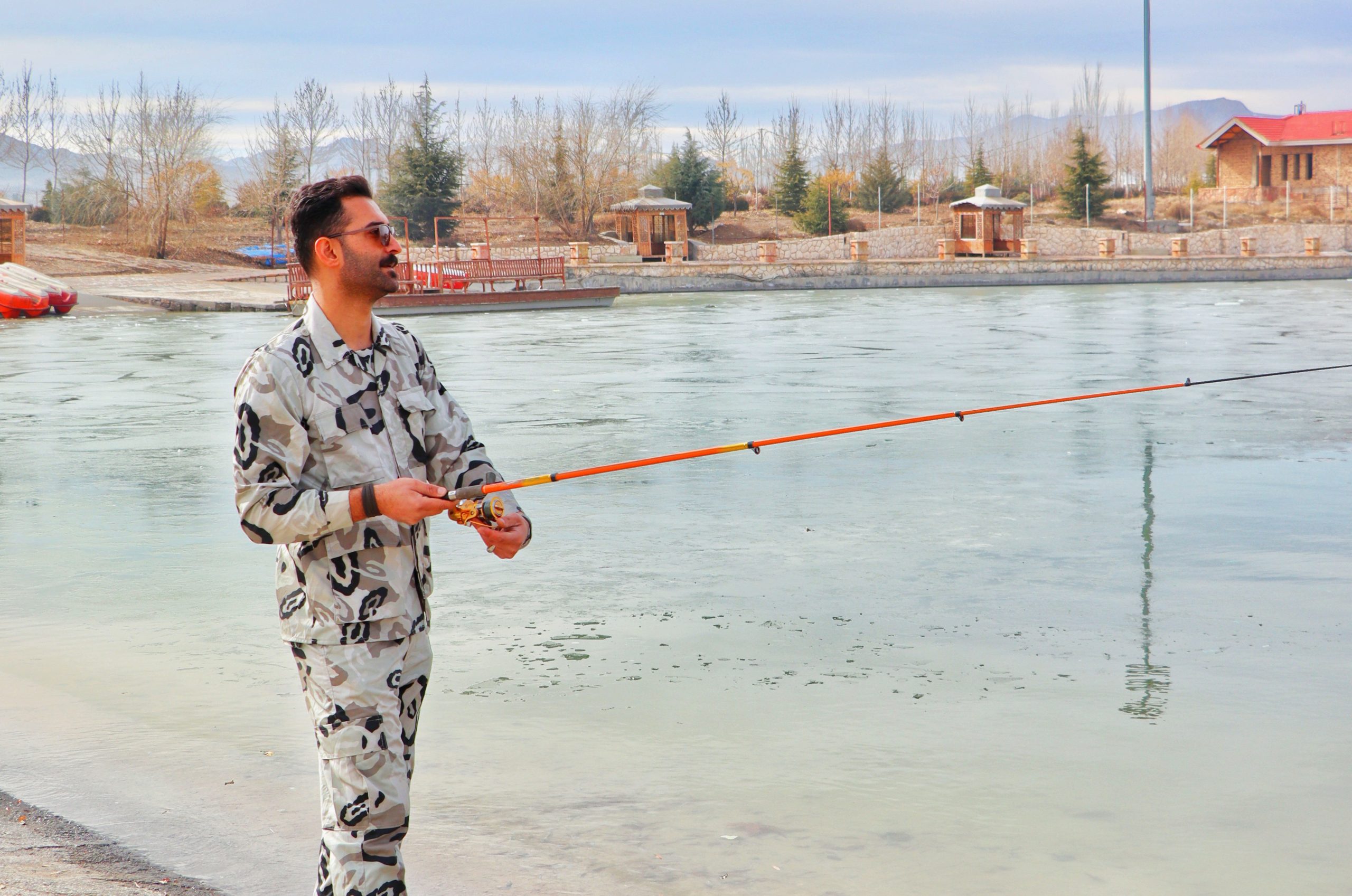 ماهیگیری در دریاچه